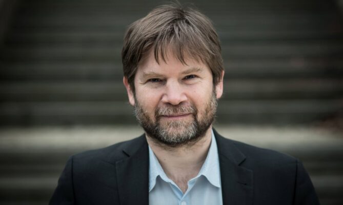 Vojtěch Kotecký vede v Centru UK spolupráci s firmami a veřejnou správou na environmentálních inovacích. Foto: Anna Šolcová