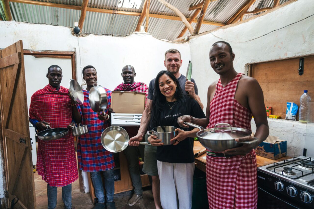 Česko vietnamská foodblogerka Chili Ta a Jakub Přibyl učí místní kuchaře správně zpracovávat potraviny Foto: Radek Karkys