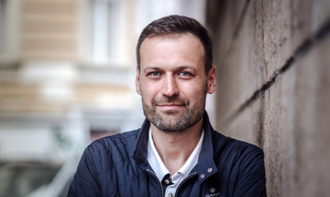 Lukáš Kalvoda pomáhá firmám hledat úspory a provázat všechny procesy tak, aby fungovaly dlouhodobě lépe. A to i s ohledem na rizika spojená s klimatickou změnou. Udržitelností a ESG se zabývá v poradenské společnosti Green0meter a je autorem projektu Diagnostika firmy, přičemž působí převážně na severní Moravě. Foto: Kateřina Hefler, Ekonews