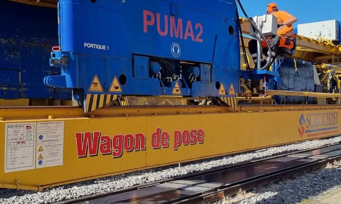 Speciální stroj společnosti Scheuchzer zvládá položit 300 metrů panelů za hodinu. Foto: poskytnuto společností Sun Ways