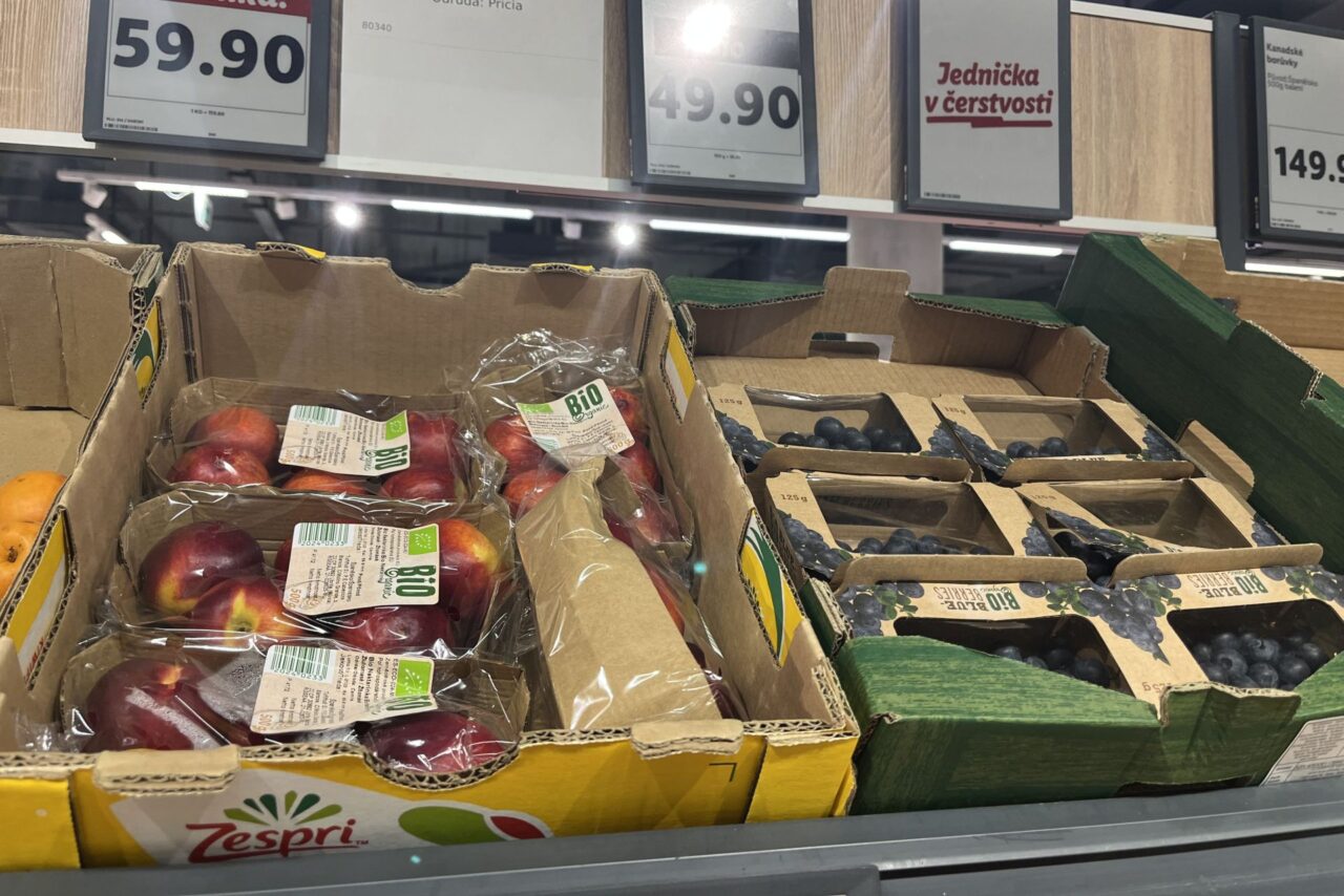 Nabídka broskví v bio kvalitě v řetězci Lidl. Foto: Valentina Podlesná, Ekonews
