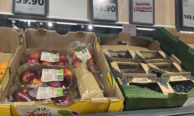 Nabídka broskví v bio kvalitě v řetězci Lidl. Foto: Valentina Podlesná, Ekonews