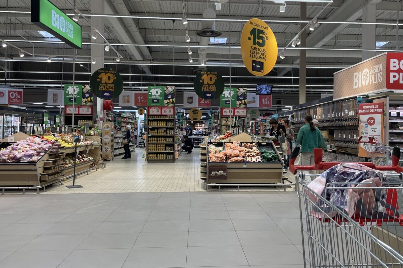 Biopotraviny v hypermarketu nedalo jihofrancouzského Sète zaplňují regály a chladicí boxy ve čtyřech uličkách. Foto: Tomáš Pohanka, Ekonews