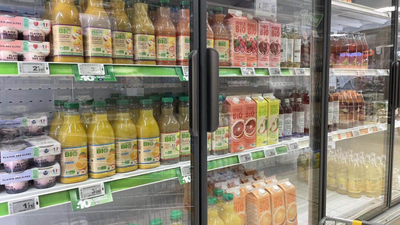 Nabídka čerstvých džusů v hypermarketu v Balaruc-le-vieux. Foto: Tomáš Pohanka, Ekonews