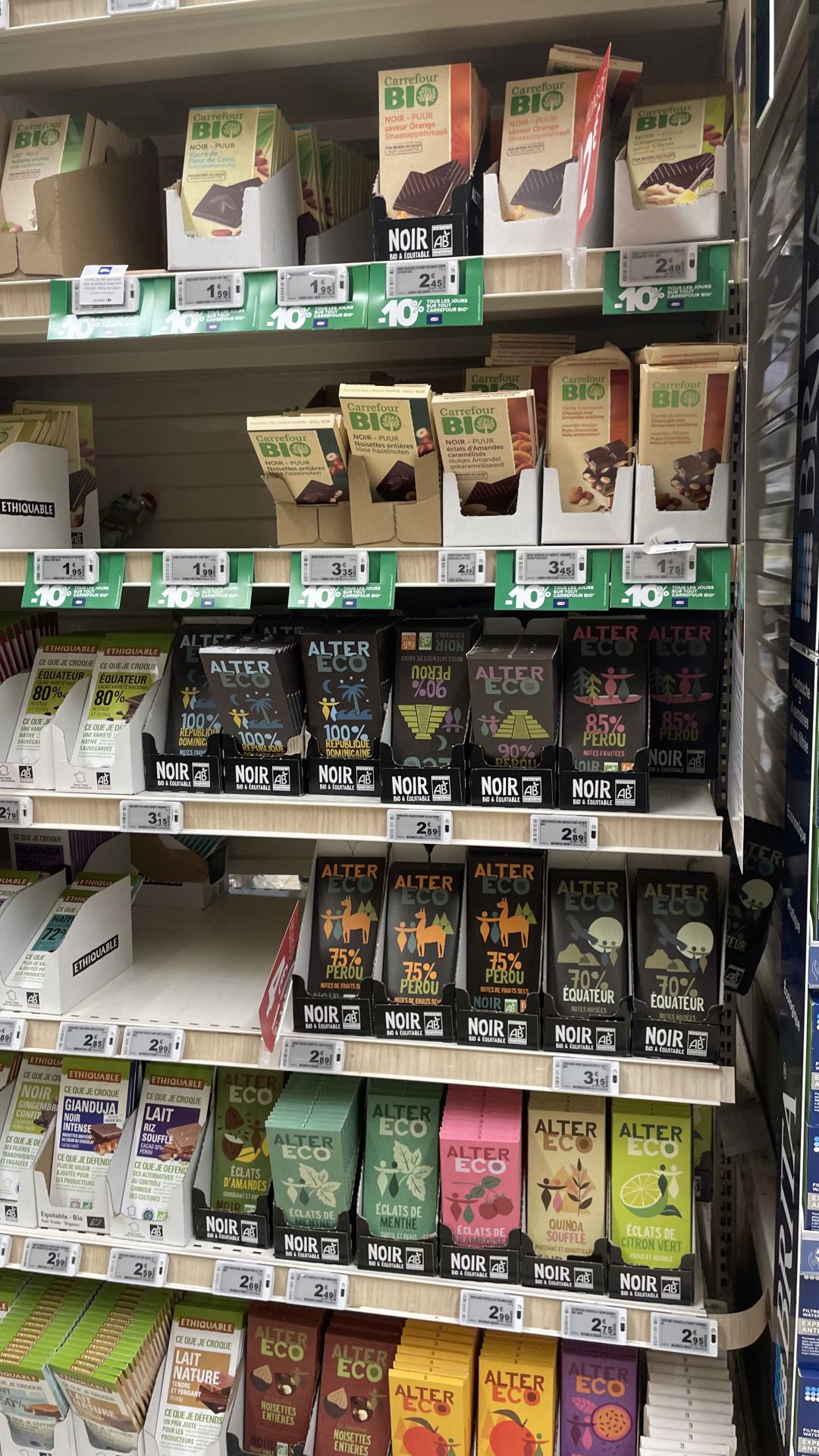 Nabídka bio čokolád v hypermarketu v Balaruc-le-vieux. Foto: Tomáš Pohanka, Ekonews