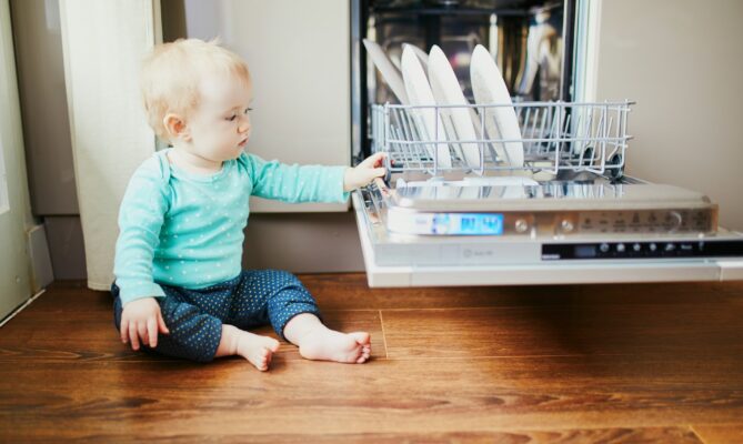 Životnost myčky neovlivňuje podle prodejců tolik výběr mycího přípravku, ale hlavně to, jak se o něj člověk stará. Ilustrační foto: Getty Images