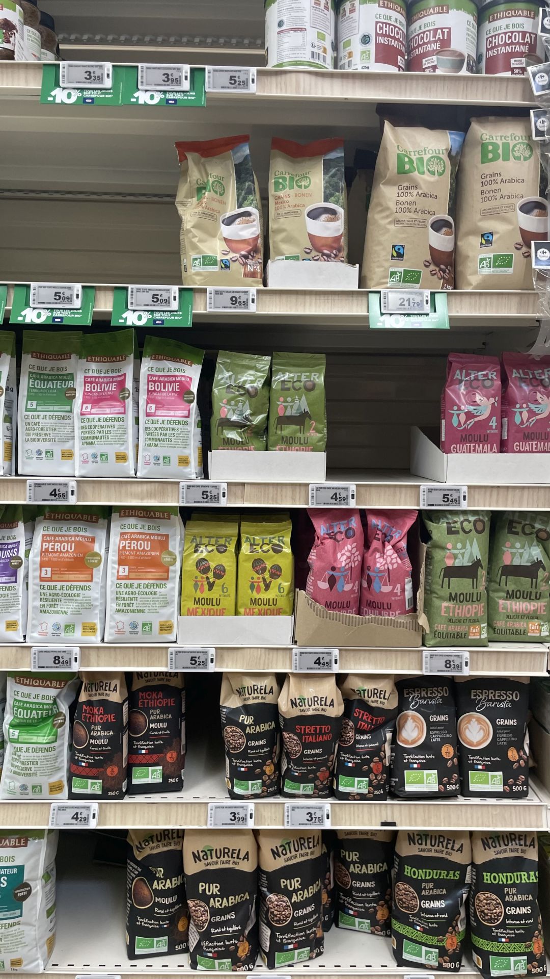 U kávy stejně jako čokolády je hlavní, aby se do regálů dostávala co nejférovějším způsobem vůči producentům základní suroviny. Foto: Tomáš Pohanka, Ekonews