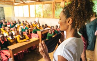 Lejla Abassová, moderátorka a aktivistka, jezdí už roky pomáhat do Keni. Například i tím, že přivezou zásilku menstruačních kalhotek. Foto: Radek Karkys