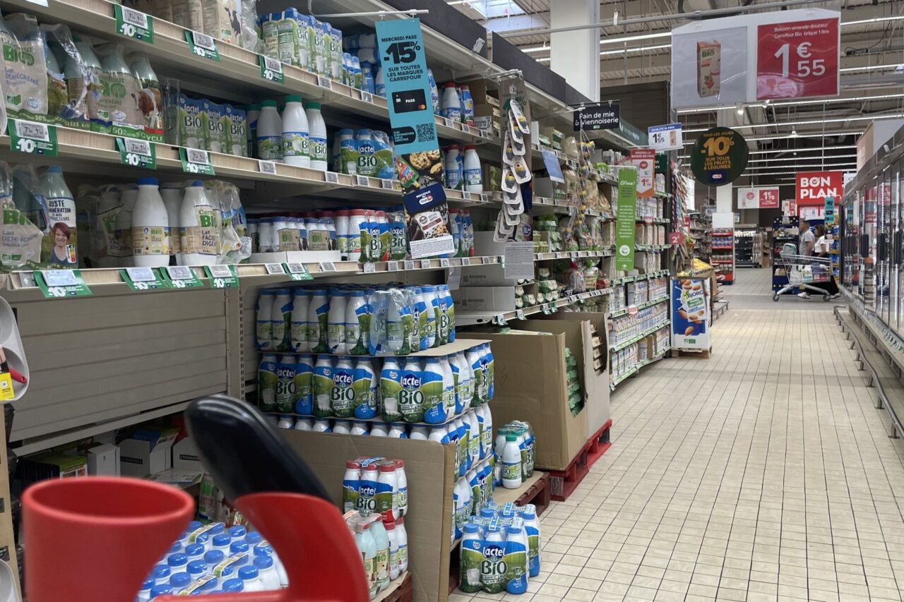 Mléko v bio kvalitě není problém koupit v žádném českém řetězci. Ve Francii mají zákazníci pouze širší výběr. Foto: Tomáš Pohanka, Ekonews