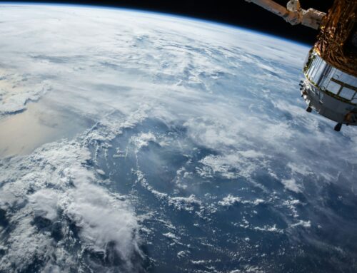 Satelity po dosloužení přispívají k oteplování planety, zjistili vědci. Zatím je jich málo, ale rychle přibývají