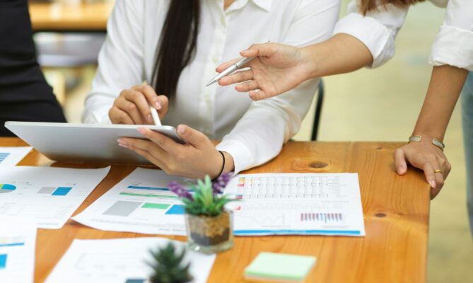 První společnosti letos začaly povinně zveřejňovat nefinanční zprávy podle standardů ESRS. Ilustrační foto: Getty Images