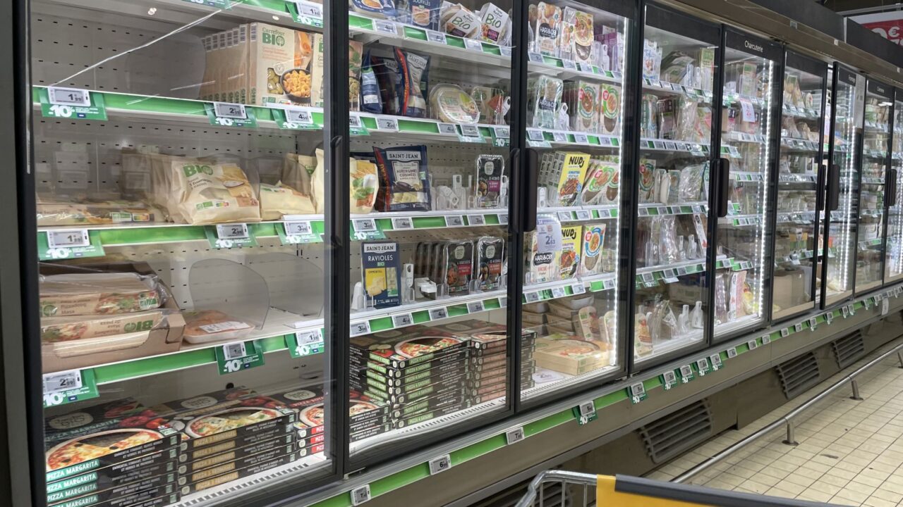 Hotová jídla v bio kvalitě v hypermarketu v Balaruc-le-vieux. Foto: Tomáš Pohanka, Ekonews