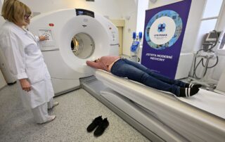 Včasná diagnóza je základem pro to, aby léčba rakoviny mohla být úspěšná. Nová vyšetřovna PET/CT Ústavu nukleární medicíny 1. Lékařské fakulty UK a Všeobecné fakultní nemocnice představuje špičku v diagnostice onkologických onemocnění. Foto: ČTK / Šimánek Vít