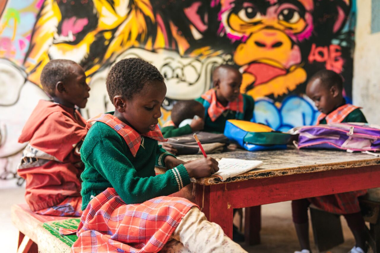 Massai Academy se stěnou pomalovanou od pop artového umělce Josefa Rataje. Foto: Foto: Radek Karkys
