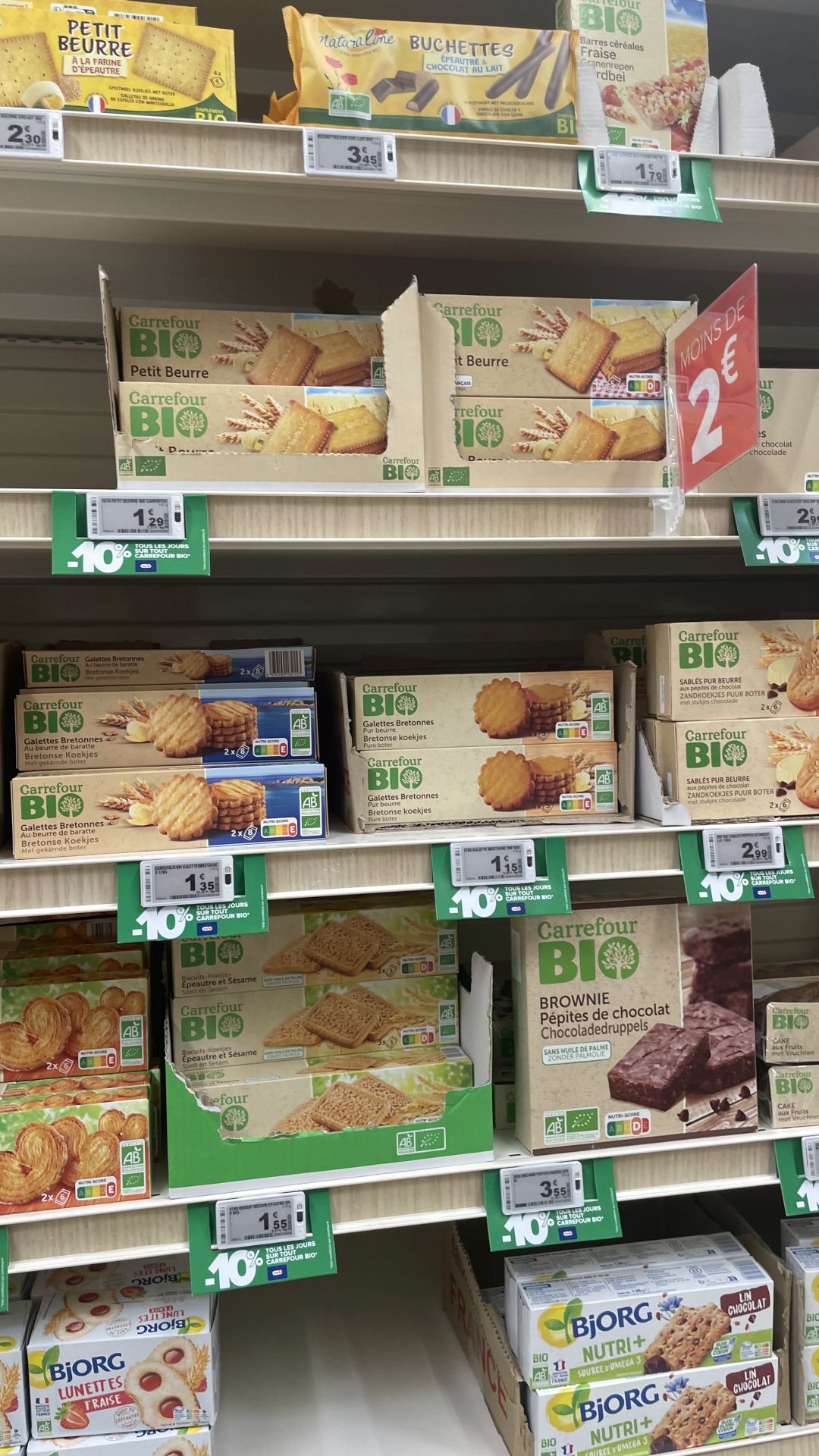 Nabídka hypermarketu v Balaruc-le-vieux zahrnuje i spoustu druhů sušenek v kvalitě bio. Foto: Tomáš Pohanka, Ekonews