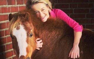 Šéfka Evropské komise Uršula von der Leyenová prosazovala snížení ochrany vlků. V roce 2022 jí vlk zabil poníka Dolly. Foto: Ursula von der Leyen / Instagram