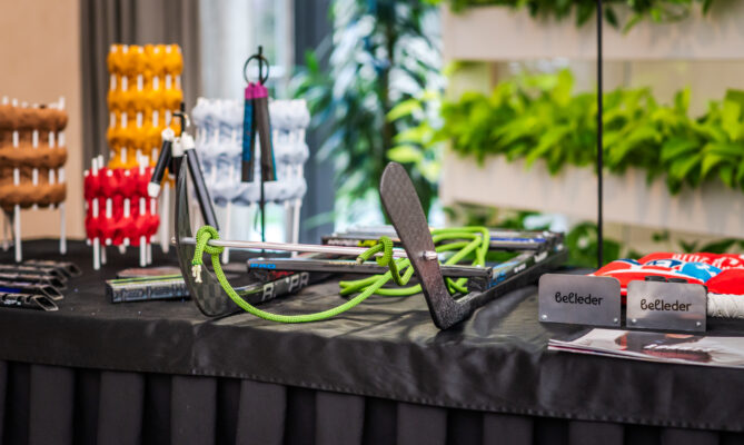 Sáňky Lite Ride od Marie Táborské vyrobené z vyřazených hokejek získaly druhé místo v kategorii Odpad ze sportu. Foto: Kateřina Hefler, Ekonews