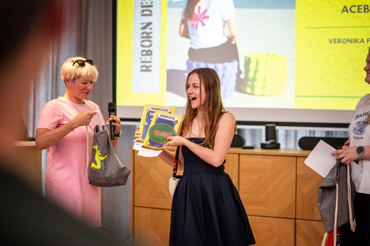 Vítězka soutěže Reborn Design 2025 Veronika Fejtová z UMPRUM. Foto: Kateřina Hefler, Ekonews