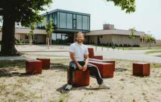 Modulární nábytek, který vznikl díky spolupráci Sazky a designéra Filipa Kramply, slouží od minulého týdnu veřejnosti v hodonínské čtvrti Bažantnice. Foto: Sazka