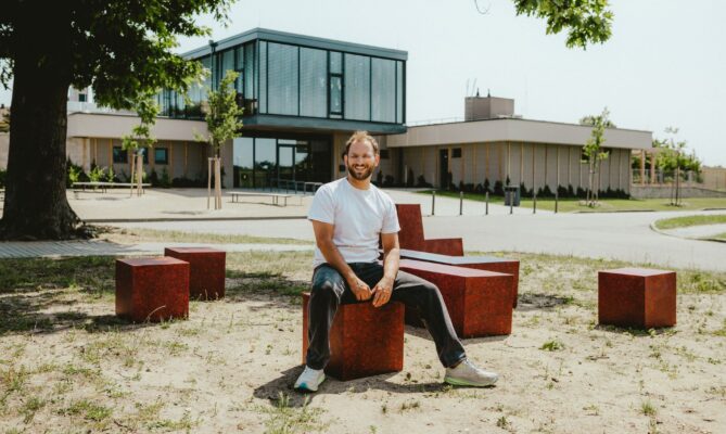 Modulární nábytek, který vznikl díky spolupráci Sazky a designéra Filipa Kramply, slouží od minulého týdnu veřejnosti v hodonínské čtvrti Bažantnice. Foto: Sazka