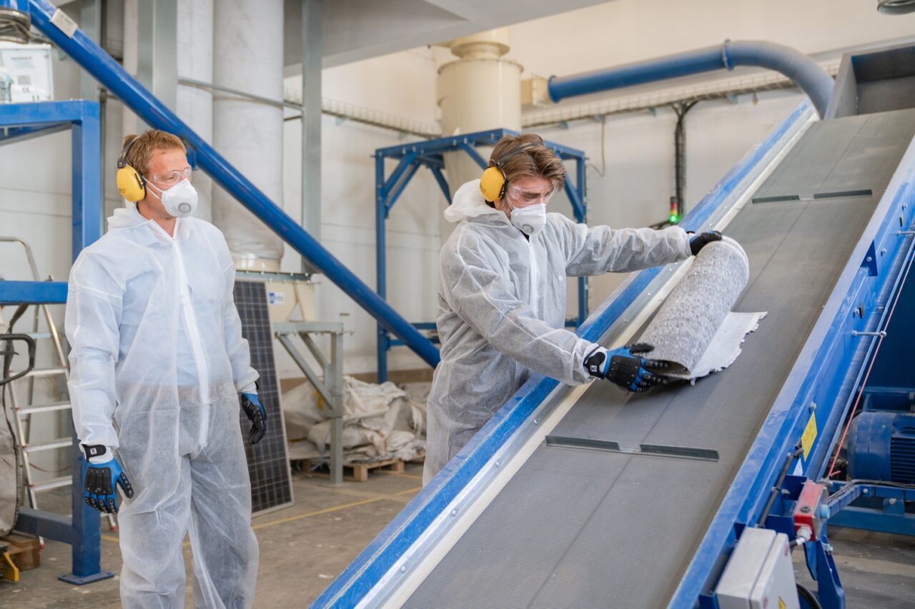 Projekt firmy Dekonta na recyklaci fotovoltaických panelů získal podporovatele v herci Marku Lamborovi (vpravo). Foto: poskytnuto společností E.ON
