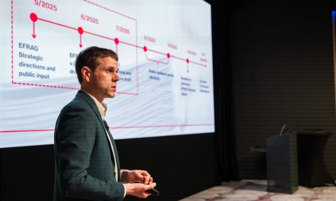 Filip Gregor, šéf sekce Odpovědné firmy ve společnosti Frank Bold, přednášel o omnibusu a změnách ESG legislativy v rámci akce Business Leaders Forum (BLF). Foto: Poskytnuto BLF