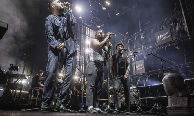 Britská skupina Massive Attack loni v červenci vystoupila na jazzovém festivalu v Montreux a o měsíc později předvedla zatím nejudržitelnější vystoupení z pohledu uhlíkové stopy. Foto: ČTK / AP / Valentin Flauraud