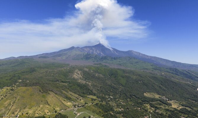 Sicilská Etna na sebe upozornila začátkem června. Foto: ČTK / AP / Giuseppe Distefano