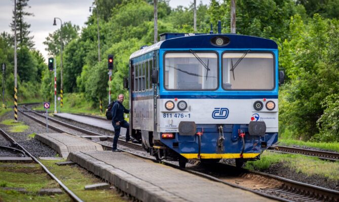 České dráhy musejí zajišťovat dopravní obslužnost i v odlehlých místech, jako je Třemešná ve Slezsku. Foto: ČTK / Petr Sznapka