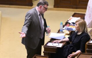 Ministr financí Zbyněk Stanjura z ODS a předsedkyně poslaneckého klubu ANO Alena Schillerová. Nad předčasným včleněním omnibusu do zákona o účetnictví našli vzácně shodu. Foto: ČTK