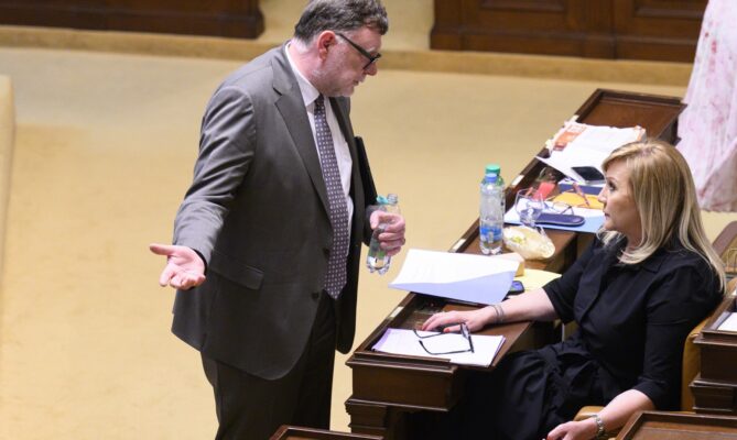 Ministr financí Zbyněk Stanjura z ODS a předsedkyně poslaneckého klubu ANO Alena Schillerová. Nad předčasným včleněním omnibusu do zákona o účetnictví našli vzácně shodu. Foto: ČTK