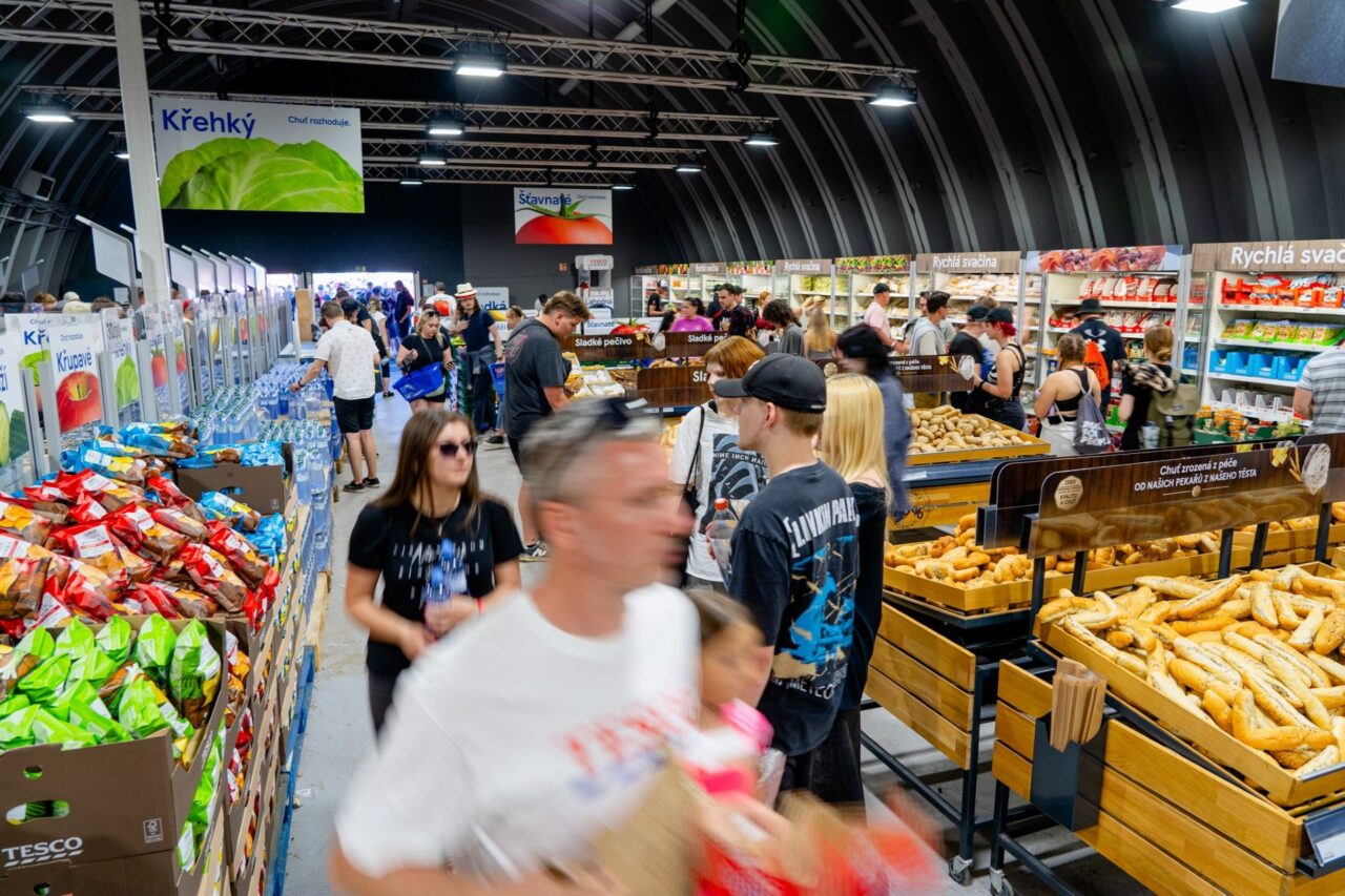 Z festivalové prodejny na Rock for People Tesco darovalo v roce 2025 téměř šest tun neprodaných přebytků, což představuje 14 tisíc porcí jídla, pro lidi v nouzi. Foto: poskytnuto společností Tesco