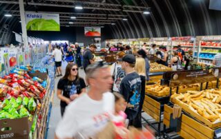 Z festivalové prodejny na Rock for People Tesco daroval téměř šest tun neprodaných přebytků, což představuje 14 tisíc porcí jídla pro lidi v nouzi. Foto: poskytnuto společností Tesco