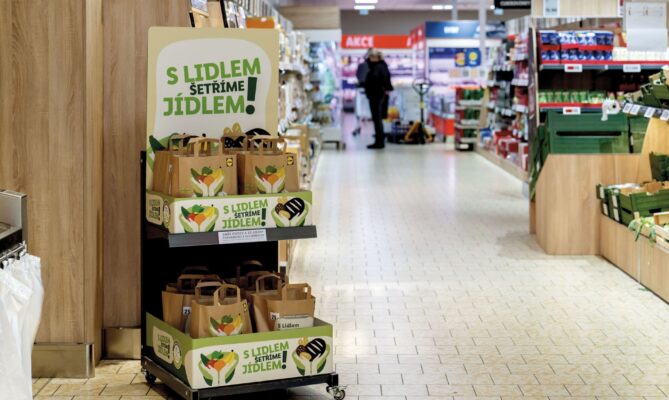 Tašky jsou k dostání za jednotnou cenu 25 Kč a obsahují 3 kg různorodého ovoce a zeleniny. Foto: Lidl