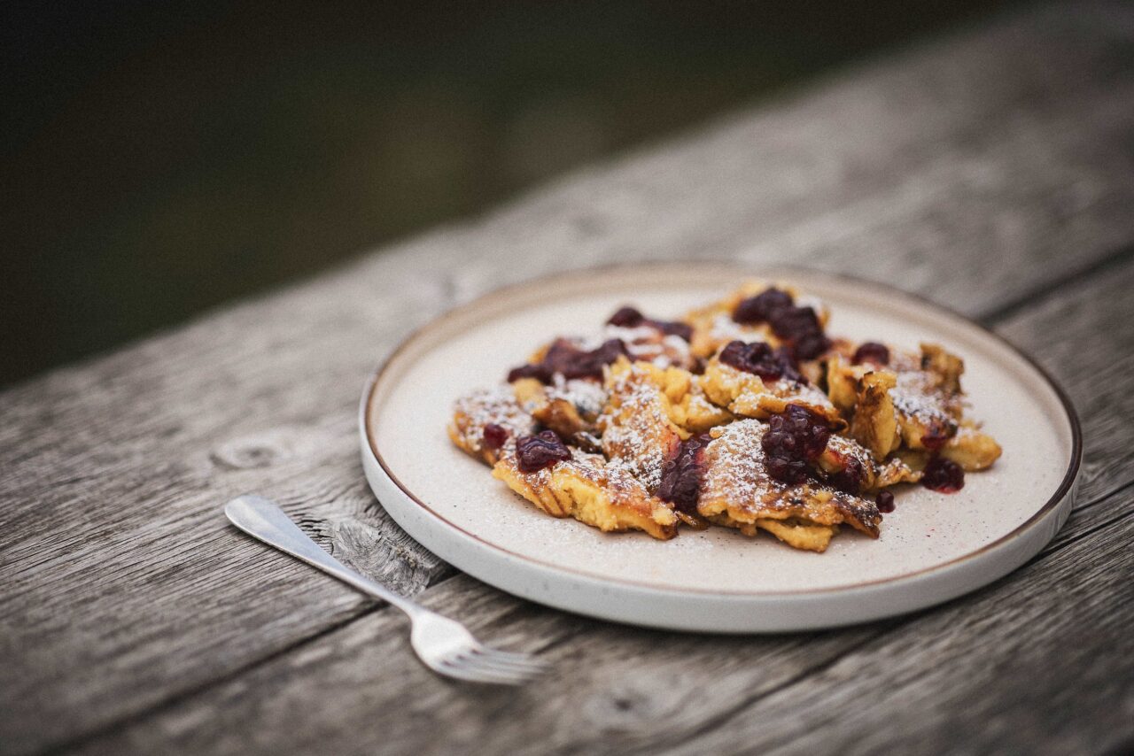 Kaiserschmarrn neboli císařský trhanec. Specialita s rakousko-uherským původem. Foto: Manuel Kottersteger