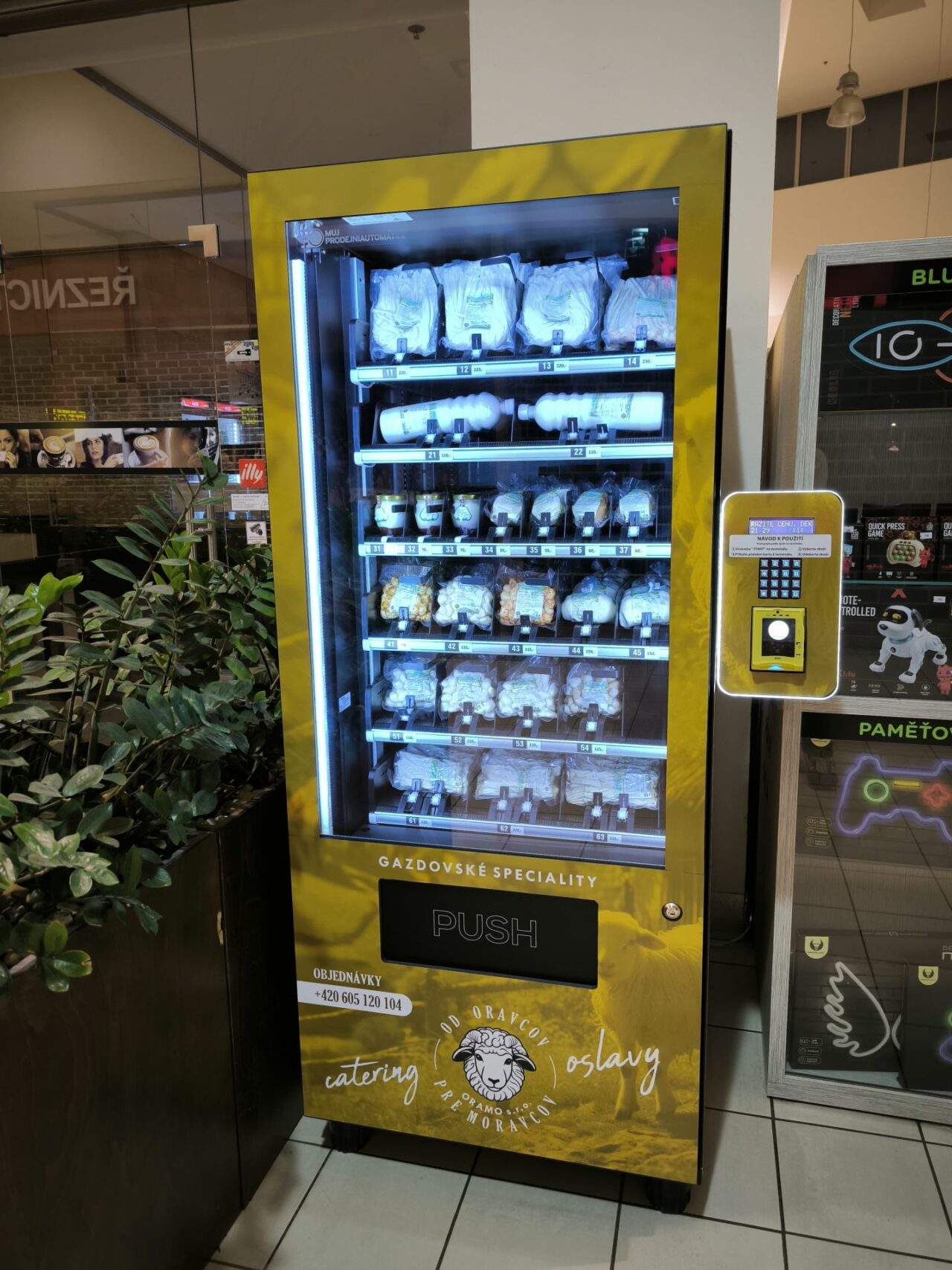 Výhodou tohoto způsobu prodeje je otevírací doba 24/7 i to, že vhodně umístěný automat je reklamou na farmářovy produkty. Foto: poskytnuto společností Fiveco