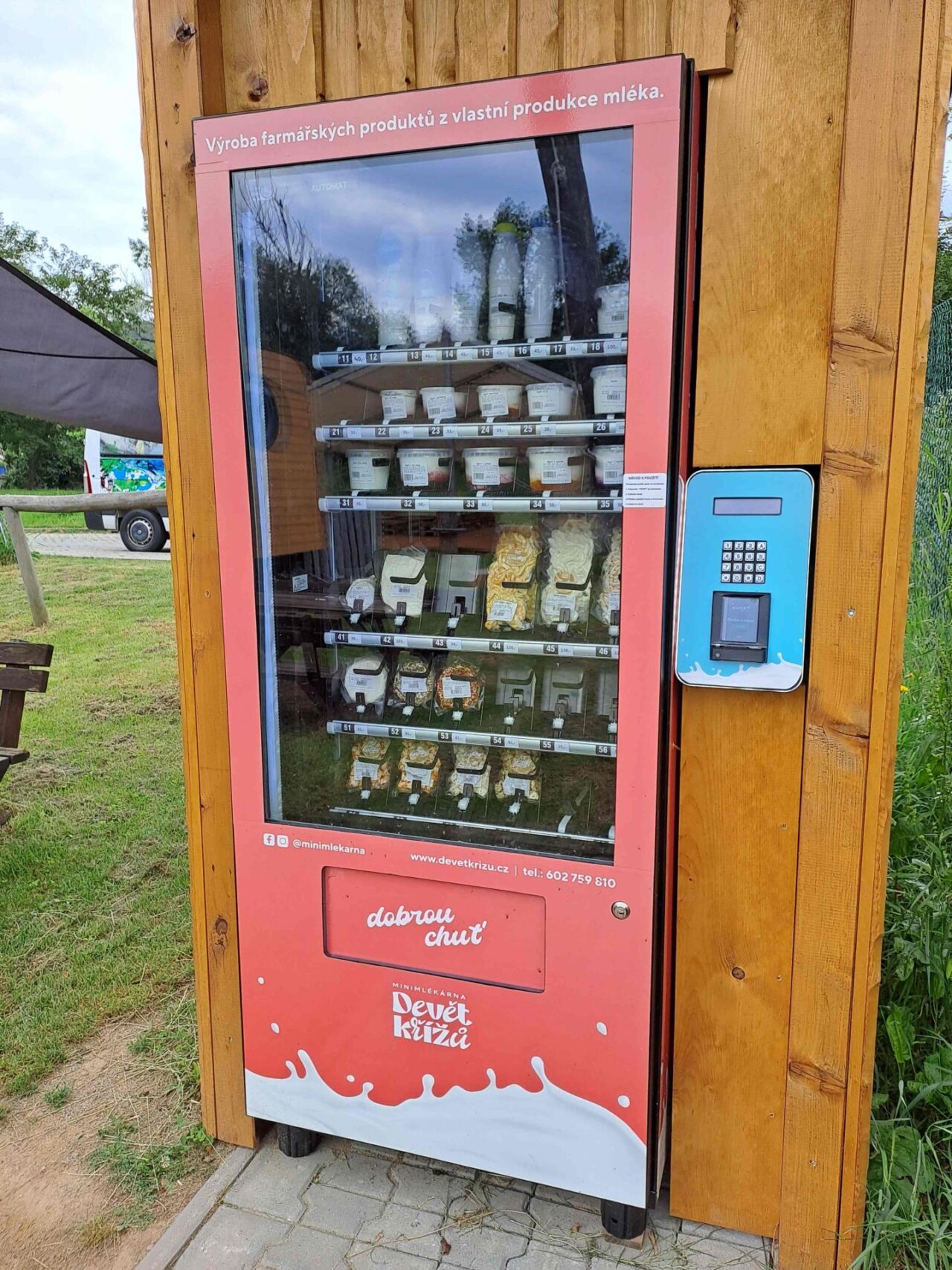 Farmáři často umísťují automaty u svých farem, kde je mohou rychleji doplňovat, a přitom nemusí trávit den za pultem. Foto: poskytnuto společností Fiveco