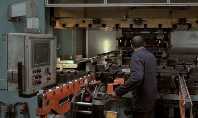 Společnost Hobes z Horního Benešova je český výrobce zadlabacích zámků, automotive dílů a přesných strojírenských dílů. Foto: Hobes