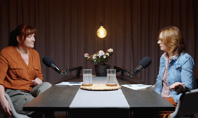 Irena Buřívalová, redaktorka Ekonews, a Karolína Brabcová (vpravo), expertka organizace Arnika na toxické látky. Foto: poskytnuto Arnikou