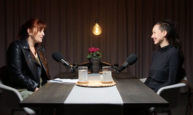 V dalším dílu podcastu Domácnost bez jedů si redaktorka Ekonews Irena Buřívalová povídala s Terezou Kovalčíkovou, odbornicí spolku Arnika na odpady (vpravo). Foto: Ekonews