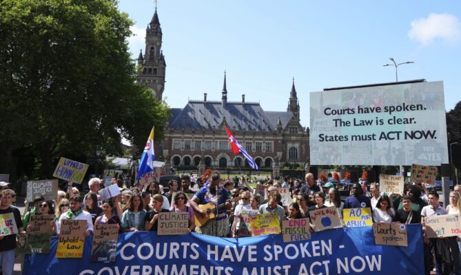 Mezinárodní soud v Haagu ve středu 23. července rozhodl, že státy mají povinnost chránit své občany před škodami způsobenými klimatickou změnou. Foto: ČTK / AP / Peter Dejong
