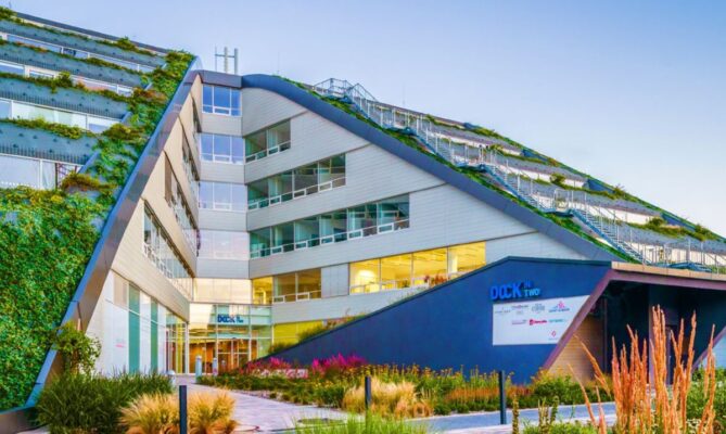 Společnost Saint-Gobain Česká republika má centrálu v budově Dock in Two v Praze-Libni. Foto: poskytnuto společností Saint-Gobain