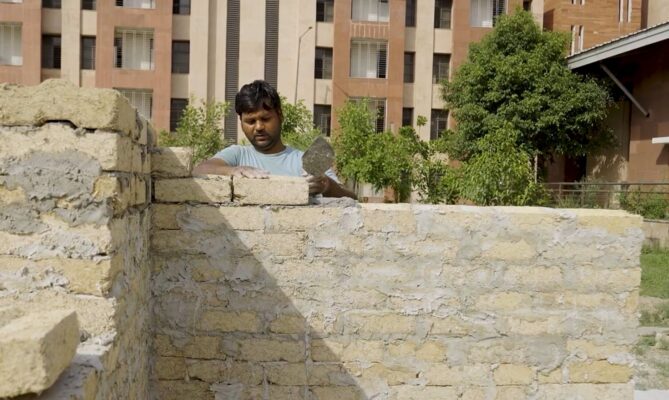 Cihly z bagasy mohou v Indii pomoct k levnější výstavbě. Foto: University of East London