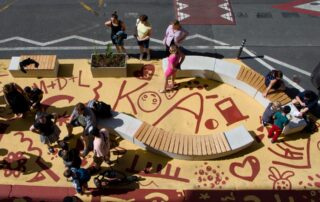 Asfalt art před Základní a mateřskou školou v pražské ulici Grafická varuje řidiče projíždějících aut, že tady je prostor pro děti. Foto: Karolína Chlumecká, Ekonews