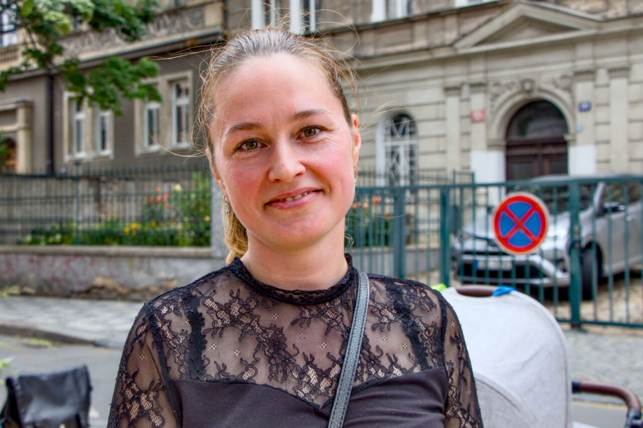 Z popudu Ivy Zdeňkové, členky školské rady a maminky, předpolí v Grafické ulici vzniklo. Foto: Karolína Chlumecká, Ekonews