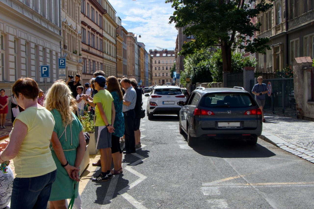 Slavnostní „otevření“ předpolí – chráněný prostor, jehož hranice jasně vymezuje „asfalt art“ – proběhlo v červnu. Foto: Karolína Chlumecká, Ekonews