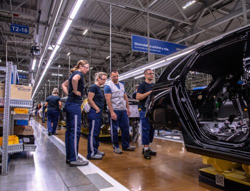 Češi se na elektroauta dívají kysele. Škoda, Hyundai i Toyota přitom už kvůli nim mění výrobu