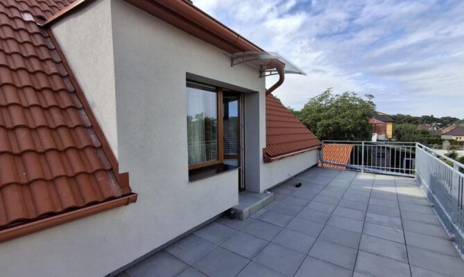 Stavba samotná trvala sedm týdnů. Zateplení zahrnovalo celou fasádu domu, stropy ve sklepě a dělala se také nová střecha. Foto: poskytnuto Vladimírou Hellerovou