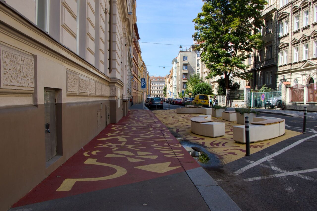 Při tvorbě předpolí se využila technika, jejímž základem je malování přímo na asfalt. Foto: Karolína Chlumecká, Ekonews