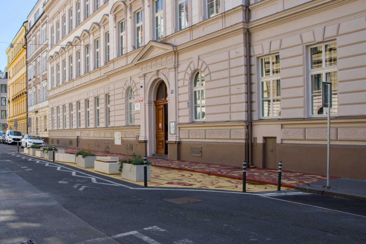 V minulosti bylo před školou deset metrů dlouhé zábradlí a parkovala zde auta. Na vycházející školáky při přechodu vozovky nebylo vidět. Foto: Karolína Chlumecká, Ekonews